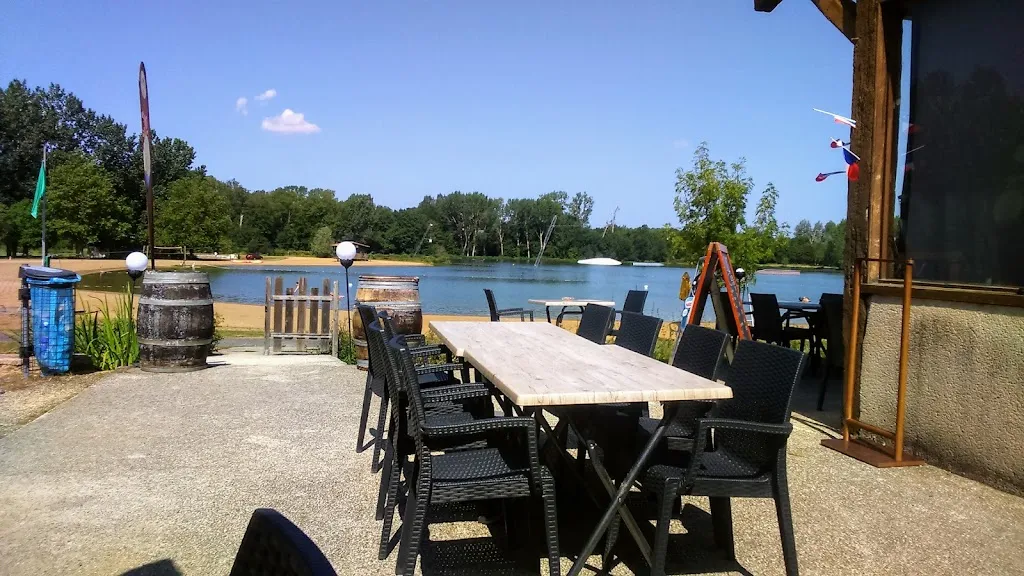 L'AUBERGE DU LAC restaurant in Moncontour