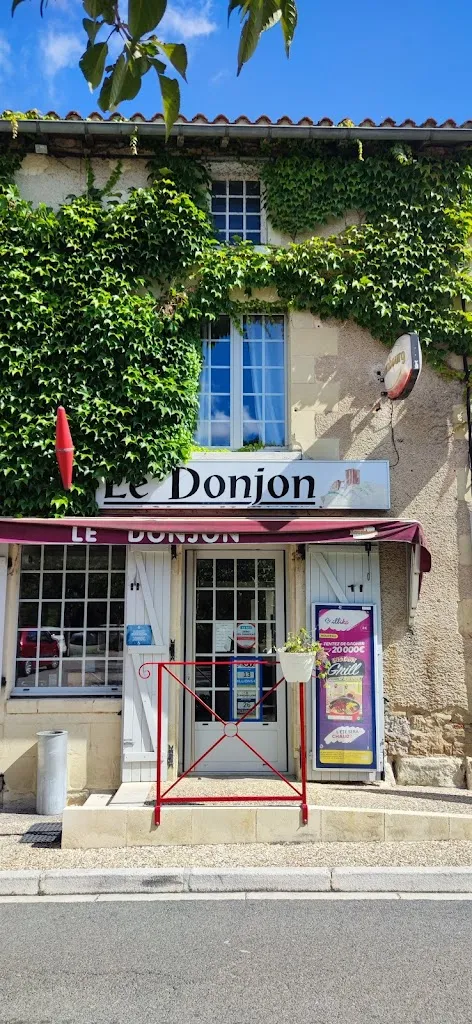 Le Donjon restaurant in Moncontour
