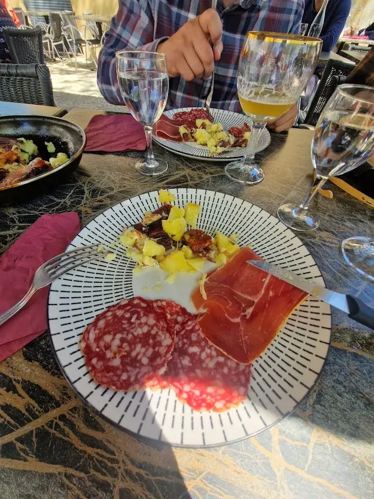 Flo M'av_Le Marmontel_Bort-les-Orgues_review