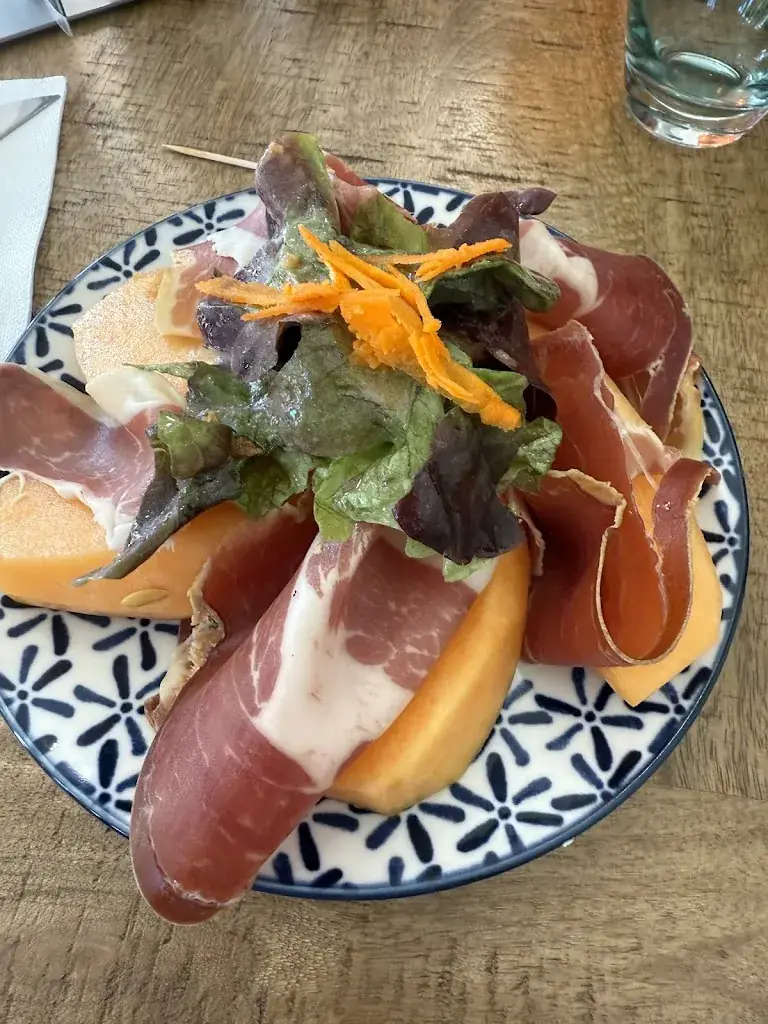 Anne Marie M_Folie's café_Mimizan_review