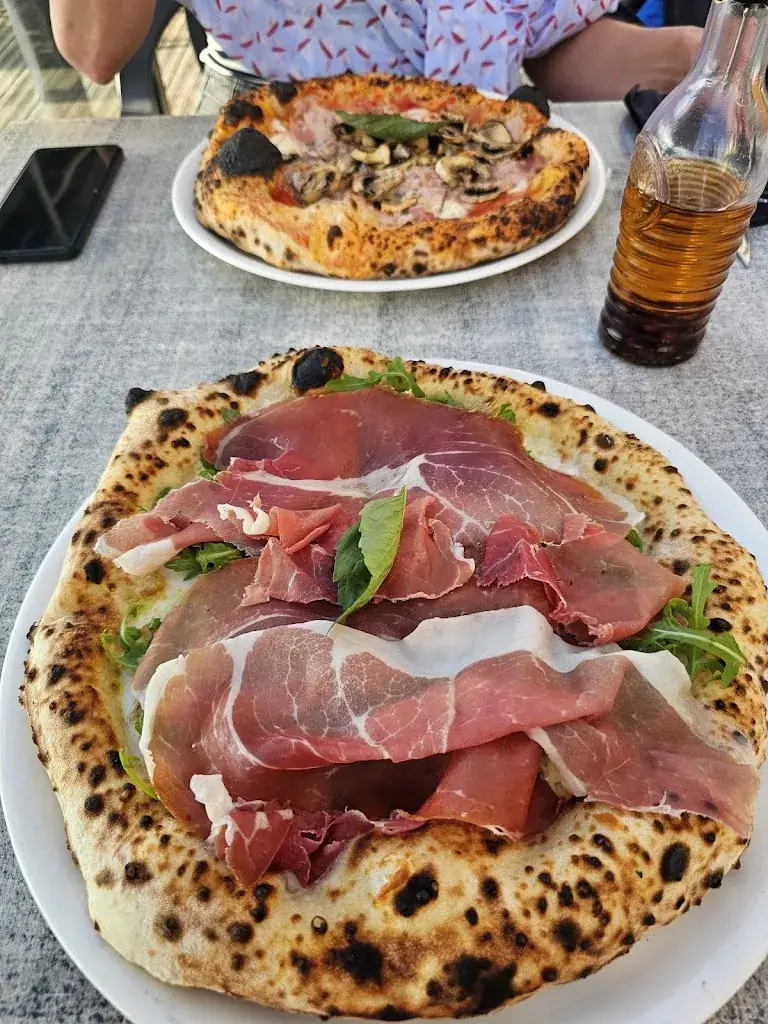 Zsuzsanna Sárhidai_Chez Poggi_Mimizan_review