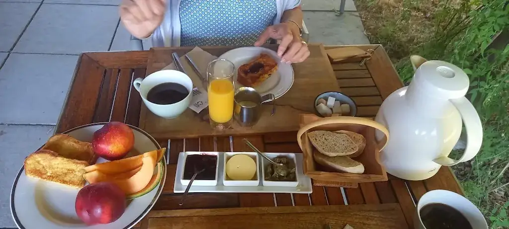 Steve Watts_La Pierre Blanche / Table et Chambres d'Hôtes_Sauvetat-sur-Lède_review