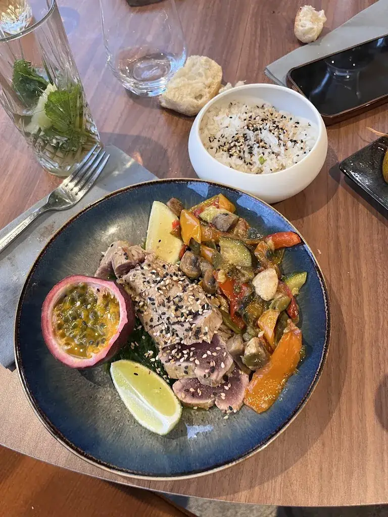 Violaine Royer_Aux bons amis_Chasseneuil-du-Poitou_review