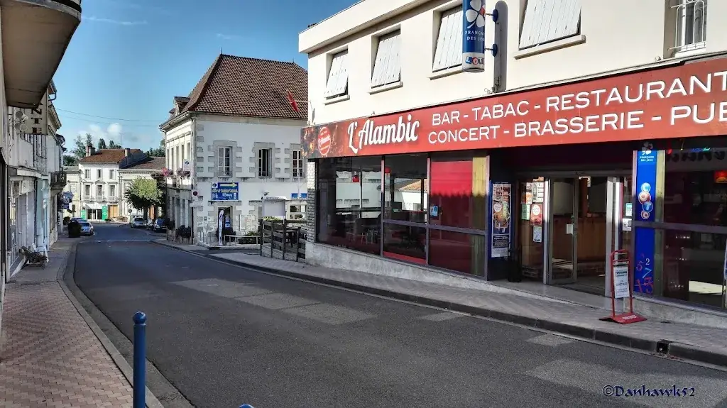 Bar Tabac L'alambic restaurant in Montguyon