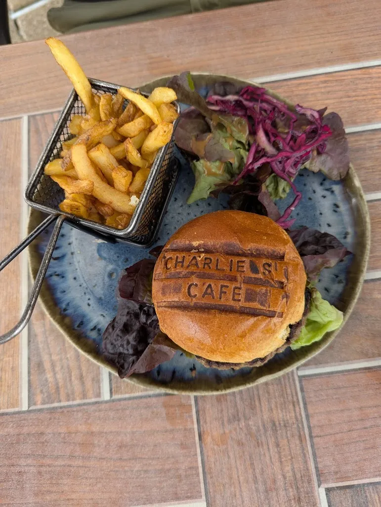 Hana Mara_Charlie Café_Montendre_review