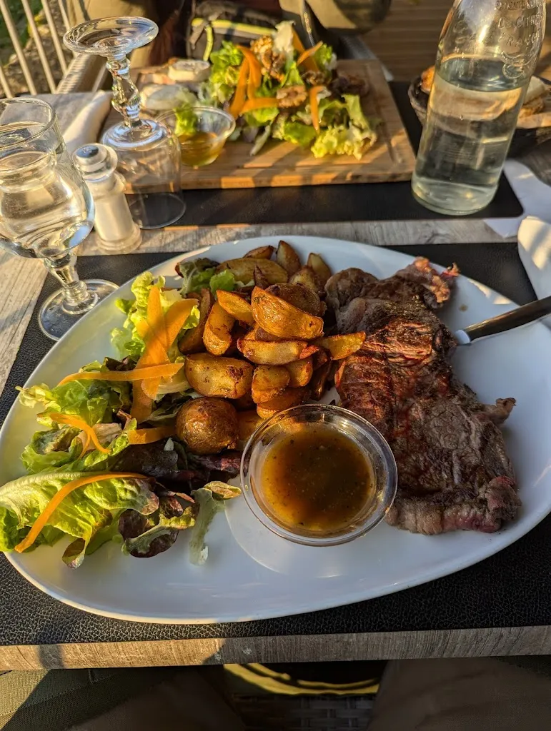 Flo_Aux Berges de la Vézère_Montignac-Lascaux_review