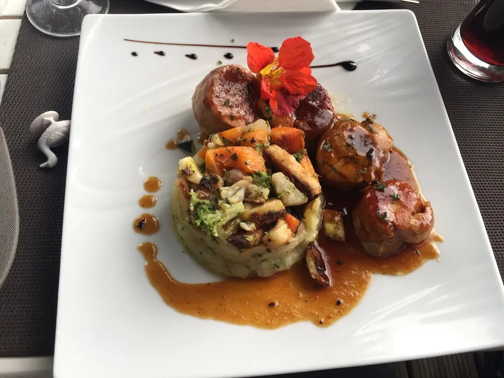 Kris Holloway _Aux Berges de la Vézère_Montignac-Lascaux_review