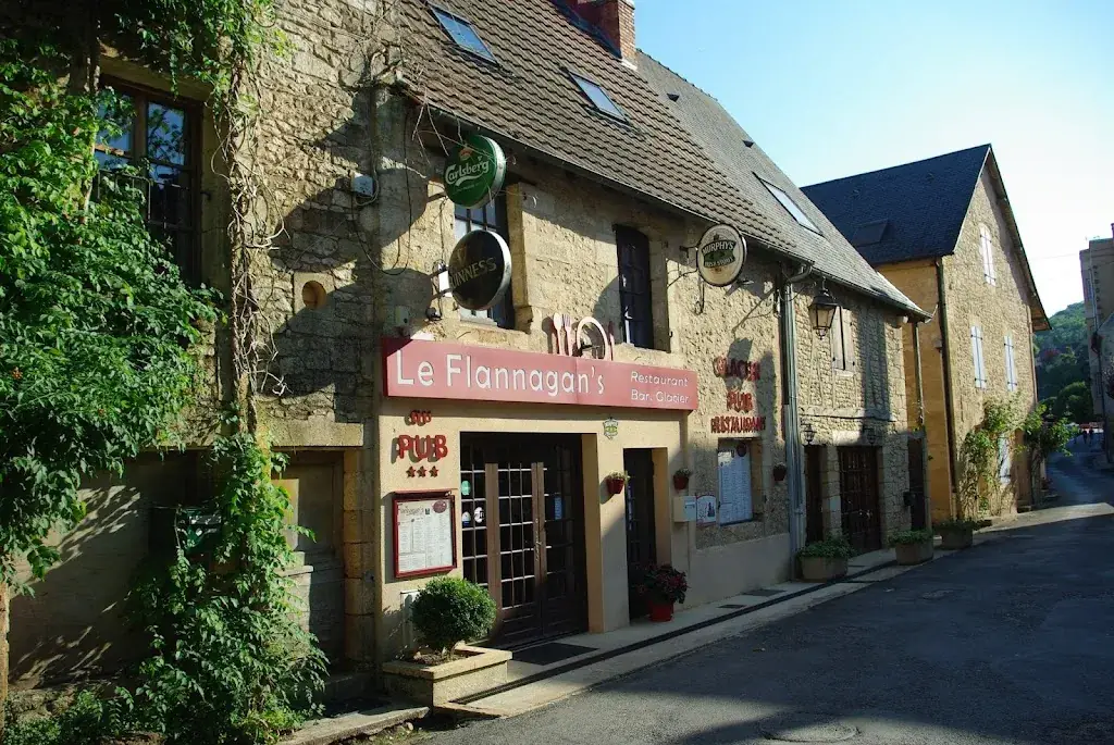 Neil Foster_Le Flannagan's_Montignac-Lascaux_review