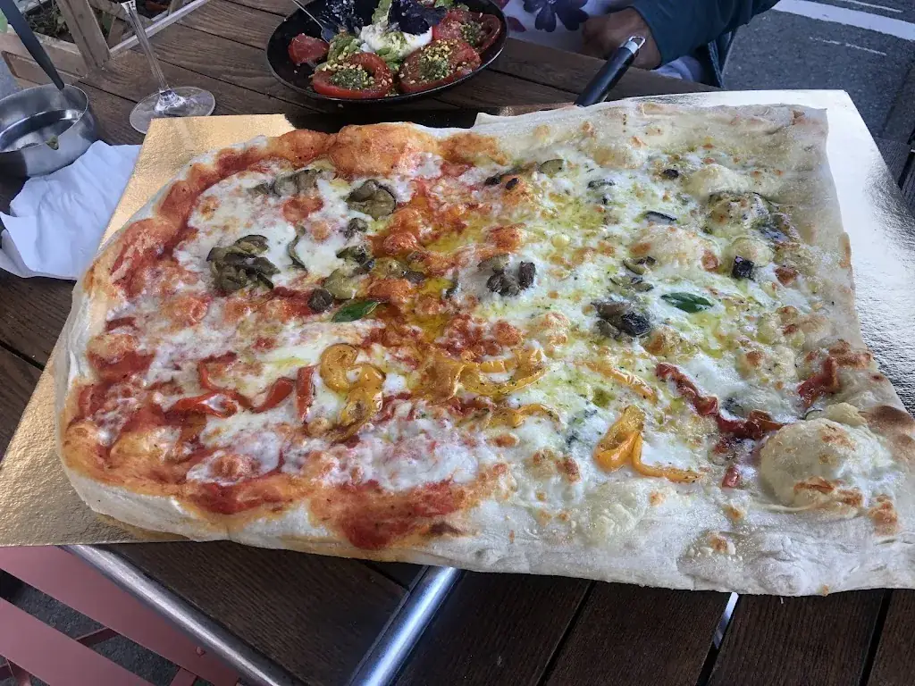 olivia Michaels_Mozzica_Montignac-Lascaux_review