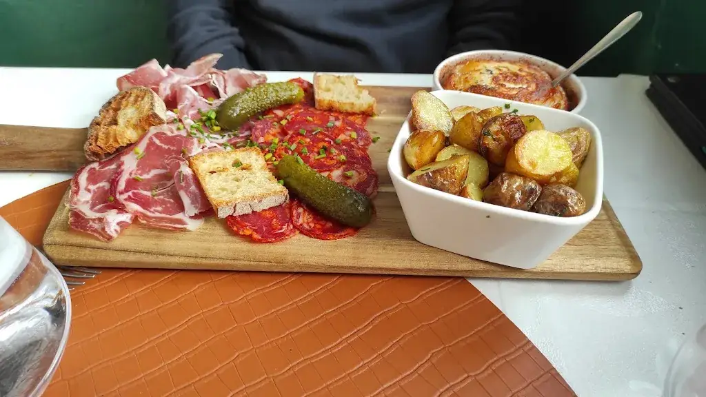 Bea Perrinel_Oli Montignac_Montignac-Lascaux_review