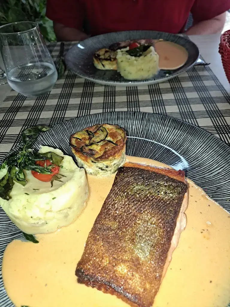 Helen_Restaurant de la Poste_Saint-Léon-sur-Vézère_review