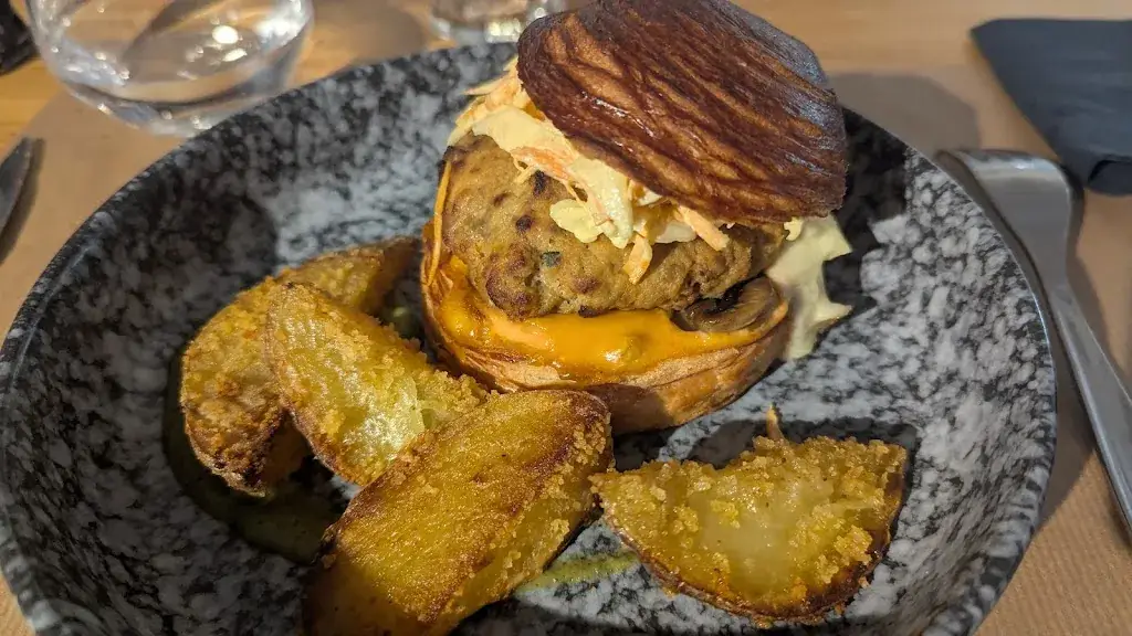 Arno Fpv_Café de la Boëme_Mouthiers-sur-Boëme_review