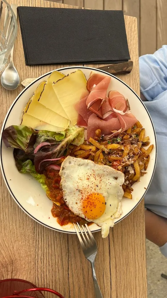 L'enfant terrible restaurant in Sireuil