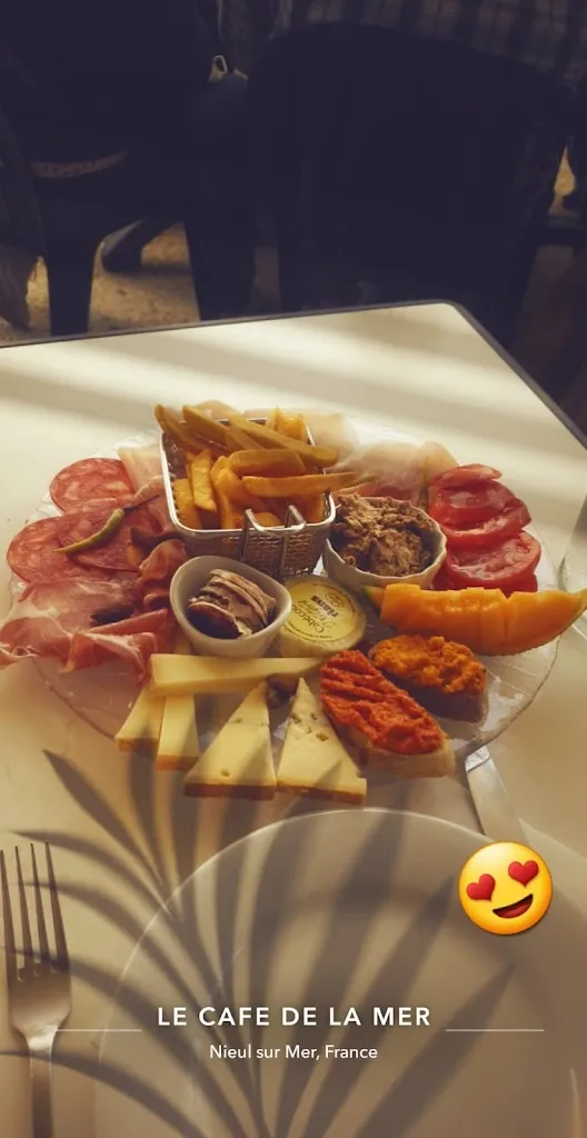 Marie_Le Café de la Mer_Nieul-sur-Mer_review
