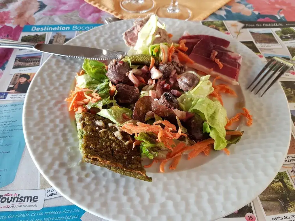 Eric Leleu_Hostel Regueil_Nueil-les-Aubiers_review