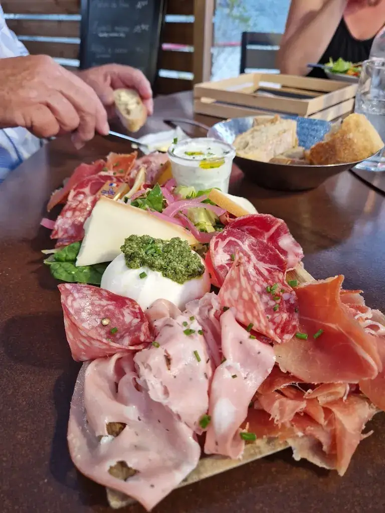 Rina Hall_LE ROOFBOAT_Périgueux_review