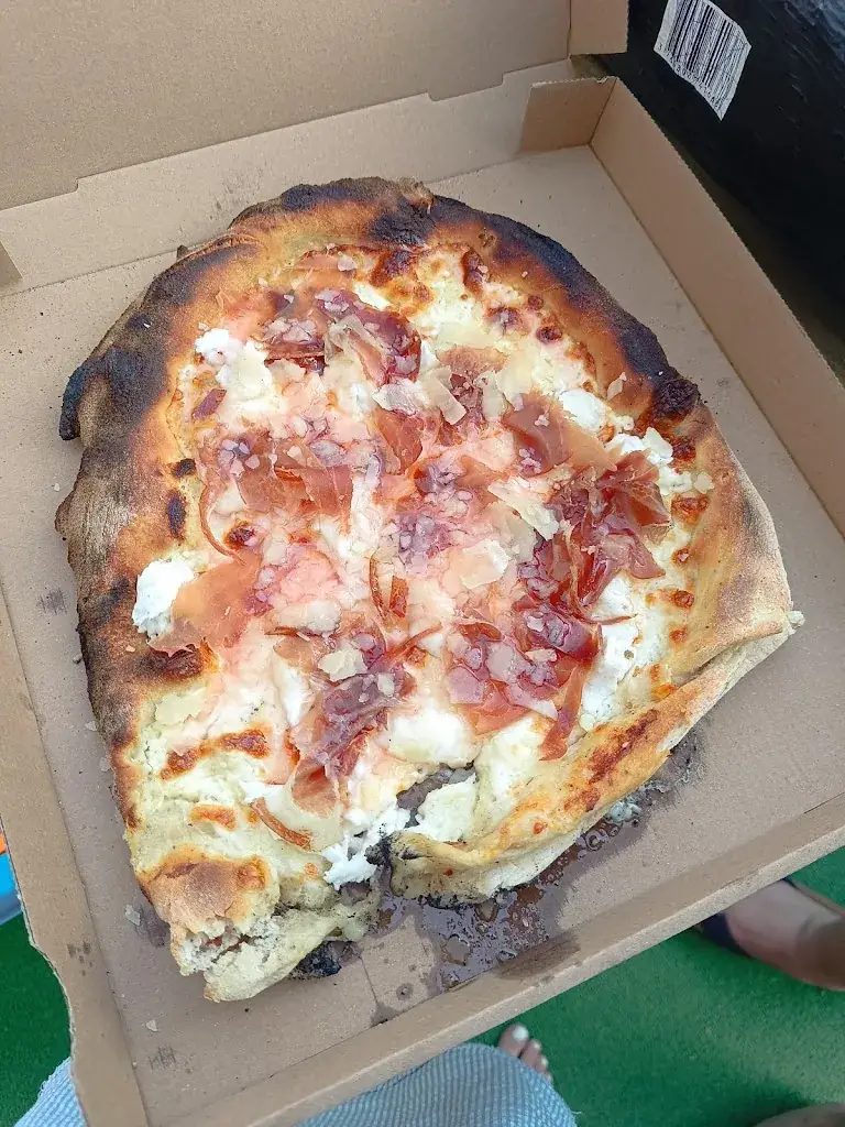 Pizzeria Pizzoum_Cendre_slider_image_3