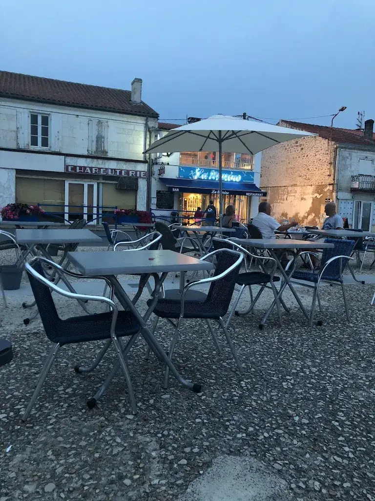 Restaurant La Marine Chez Christy - Cuisine traditionnelle avec des notes de cuisine créole restaurant in Port-des-Barques
