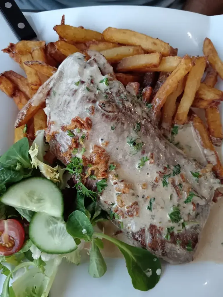 Restaurant La Marine Chez Christy - Cuisine traditionnelle avec des notes de cuisine créole_Port-des-Barques_slider_image_2