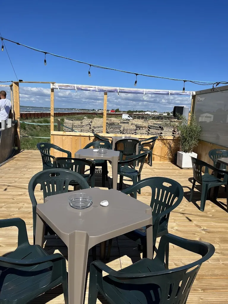 La Cabane de port des barques restaurant in Port-des-Barques
