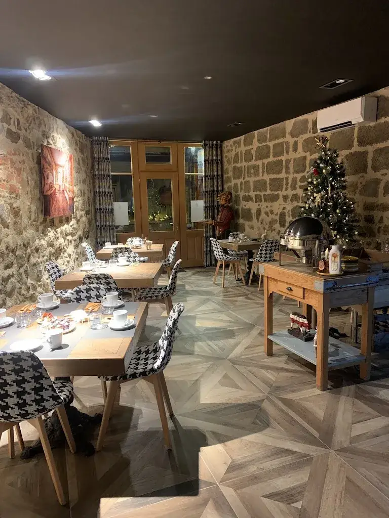 Isabella Almeida_Le BH_Langeac_review