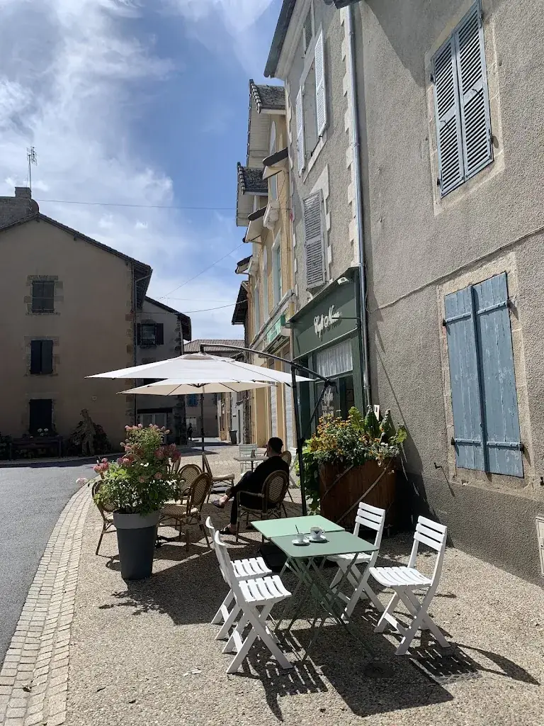 anke de Vries_Cafe Nono_Rochechouart_recensione