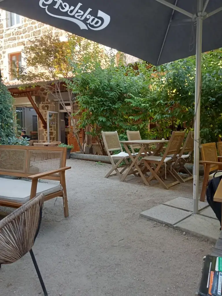 Carole Menard_Au patio_Langeac_review