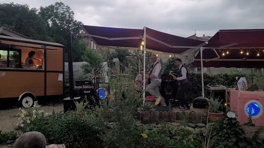 Jeremy Bussolaro_La Belle Roulotte_Mazeyrat-d'Allier_review