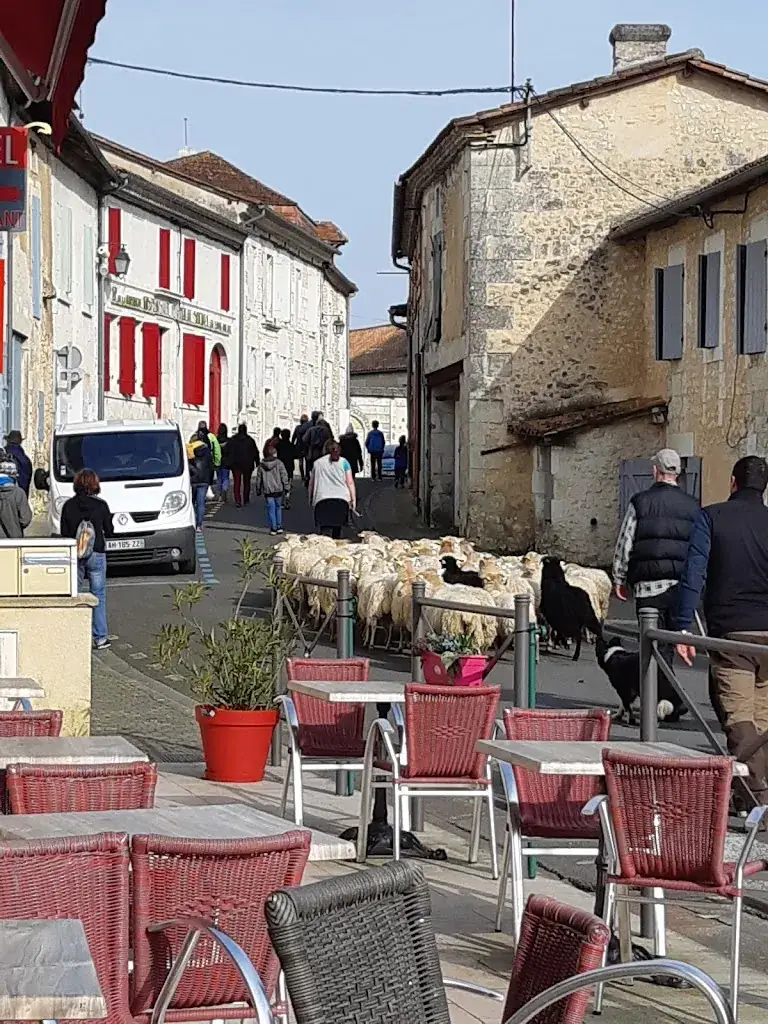 Hôtel du Champ de Foire restaurant in Aulaye-Puymangou