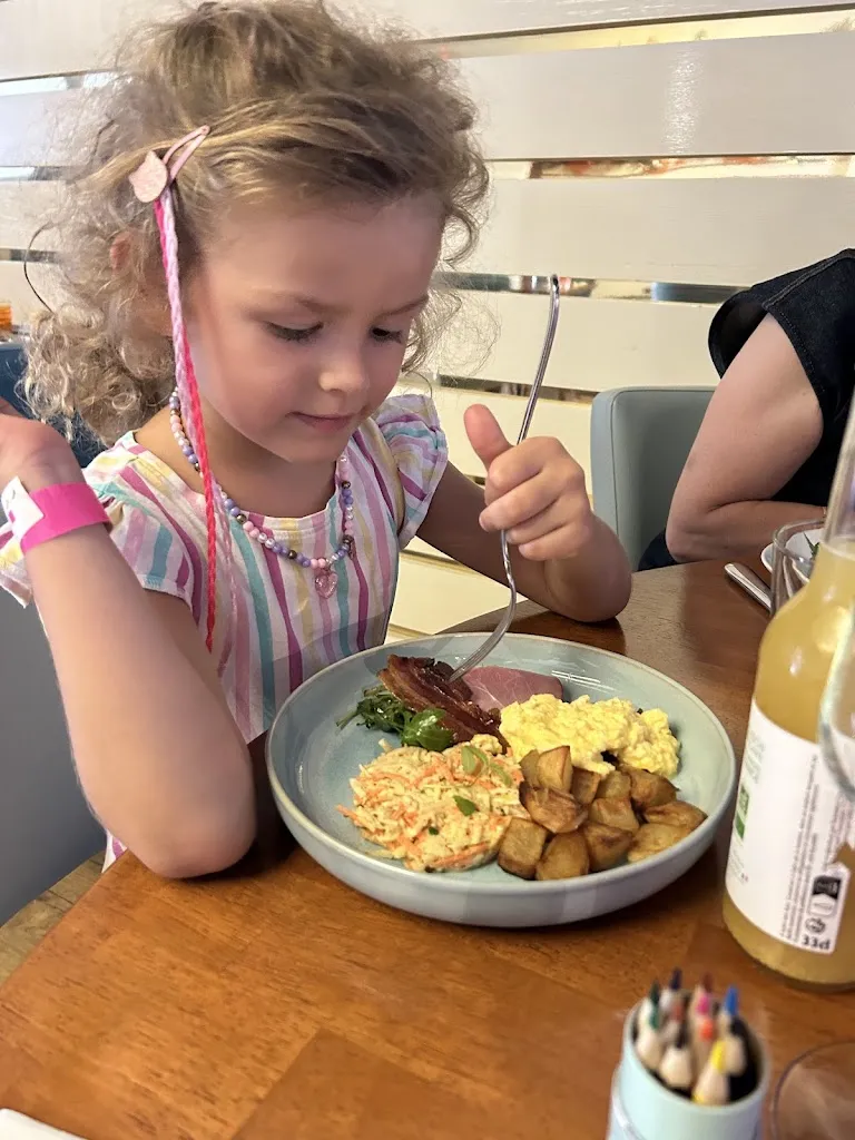 Mae Loureiro_L'éclosion_Royan_recensione