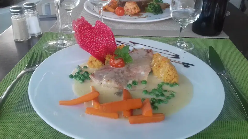 Fatima rosales naya_L'Avocette_Royan_review