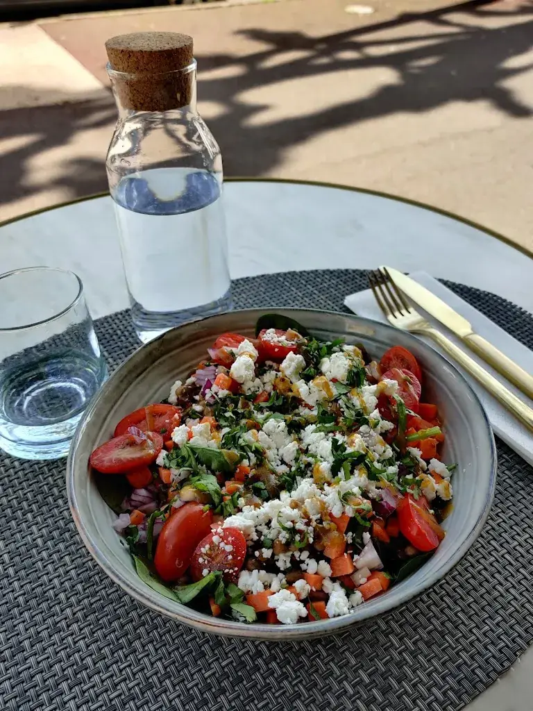 Cassandre Michel_Chez Mika_Royan_review