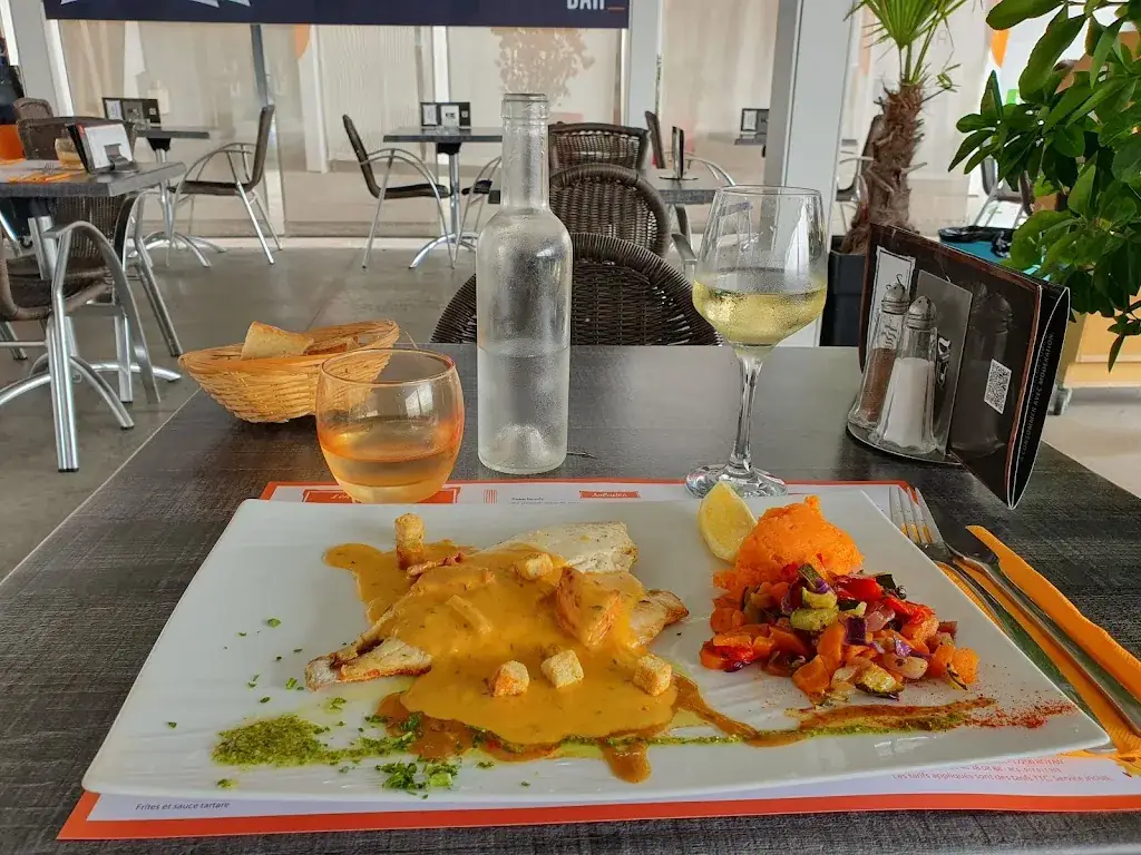 Manfred Bruckmiller_Les Voiles Blanches_Royan_review