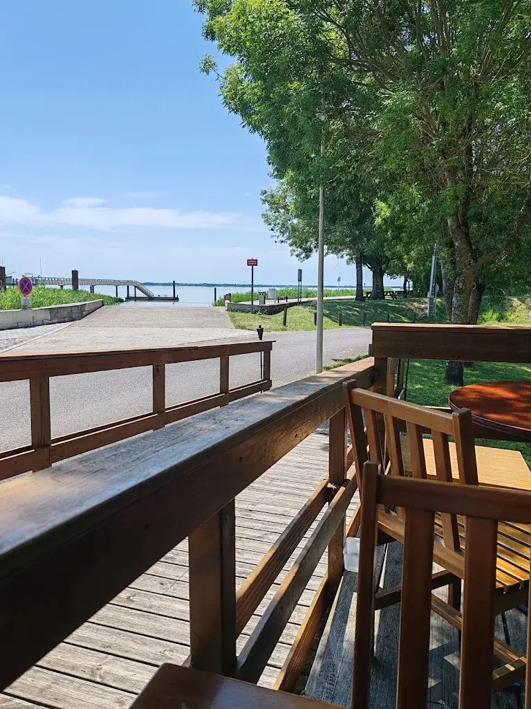 John Ford_Guinguette Port Des Callonges_Saint-Ciers-sur-Gironde_review