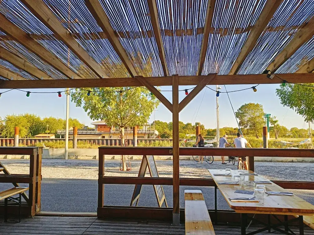 Guinguette Port Des Callonges_Saint-Ciers-sur-Gironde_slider_image_1