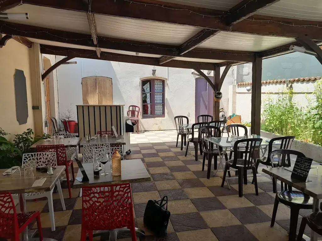 Le numéro 33 restaurant in Saint-Estèphe