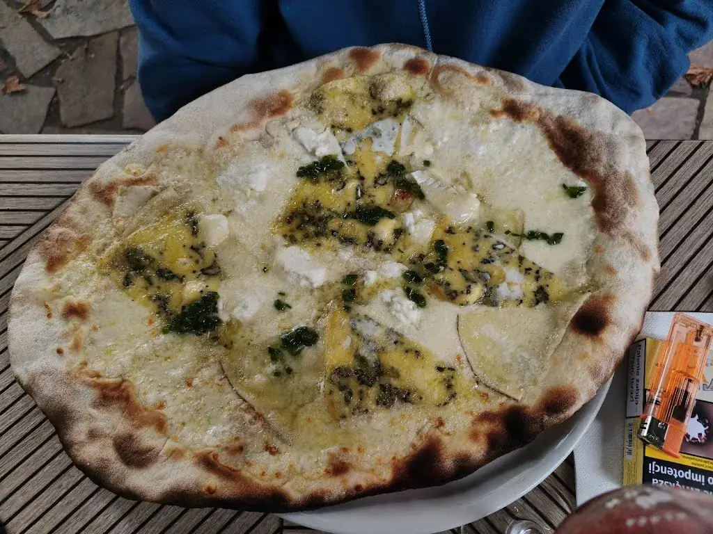 Zwerver_Café du fronton_Saint-Étienne-de-Baïgorry_review