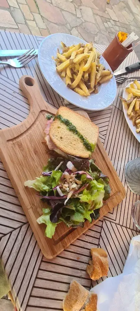 Veronique Ducamp_Cafe du fronton_Saint-Étienne-de-Baïgorry_recensione