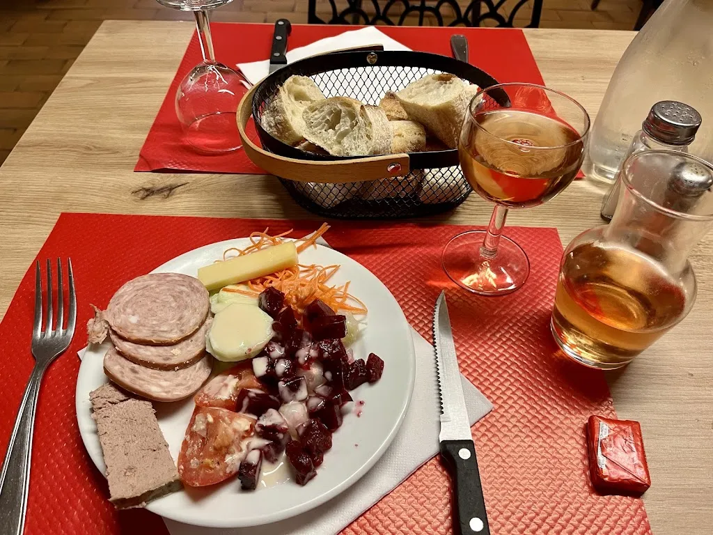 Stefan Hawkes_Relais de Saintonge_Saint-Genis-de-Saintonge_review