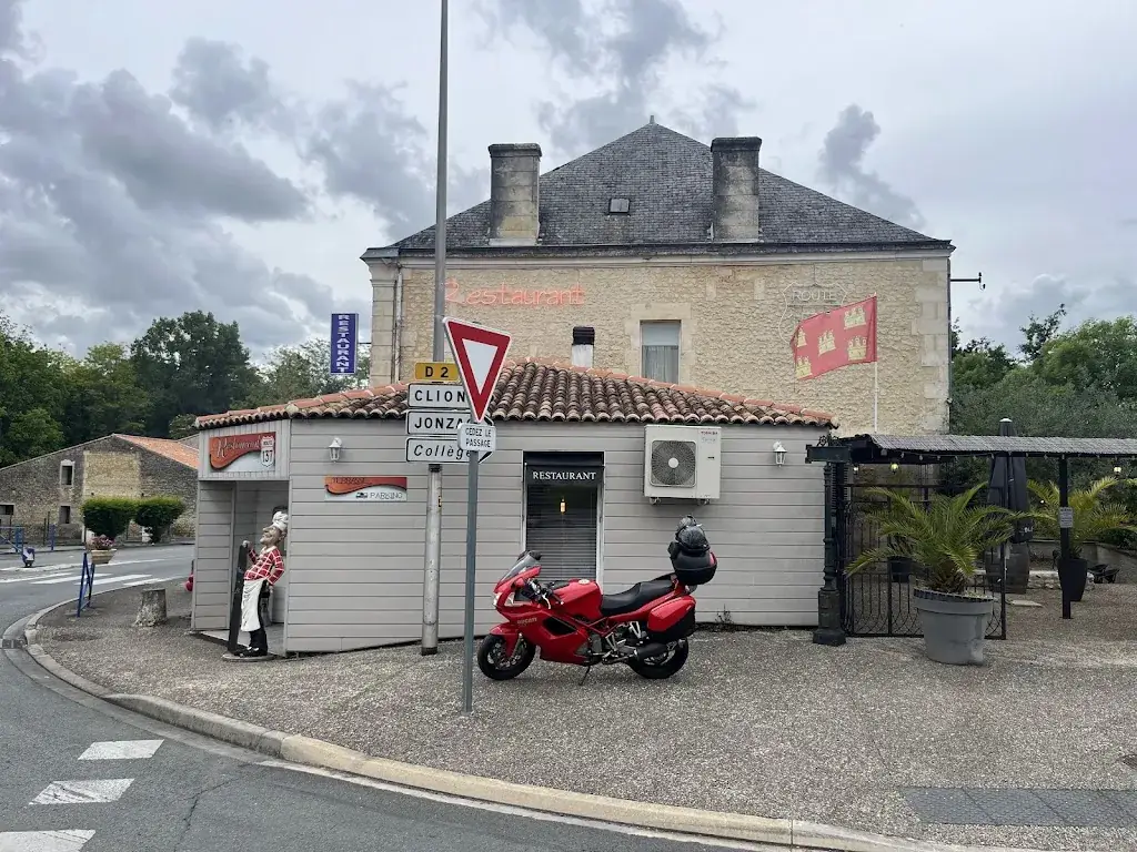 ROUTE 137 - Hôtel Restaurant restaurant in Saint-Genis-de-Saintonge