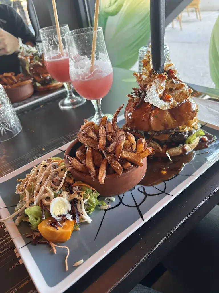 Léa Avenel_Uno Mas_Saint-Cyprien_review