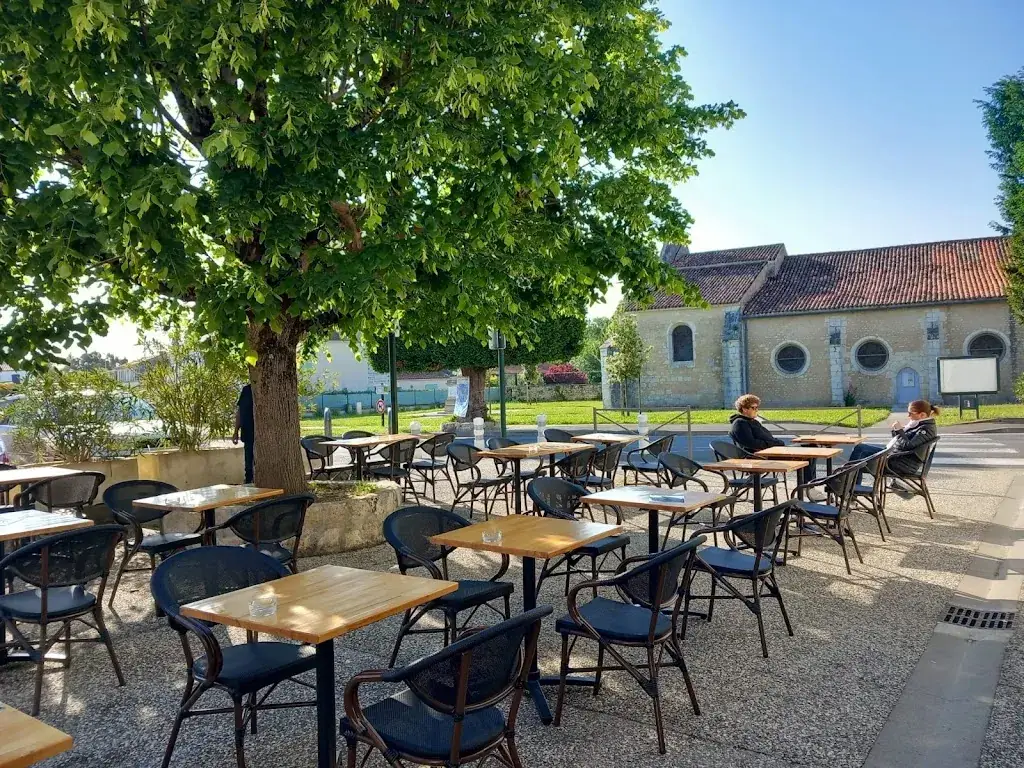 Le Café de la Place restaurant in Saint-Laurent-de-la-Prée