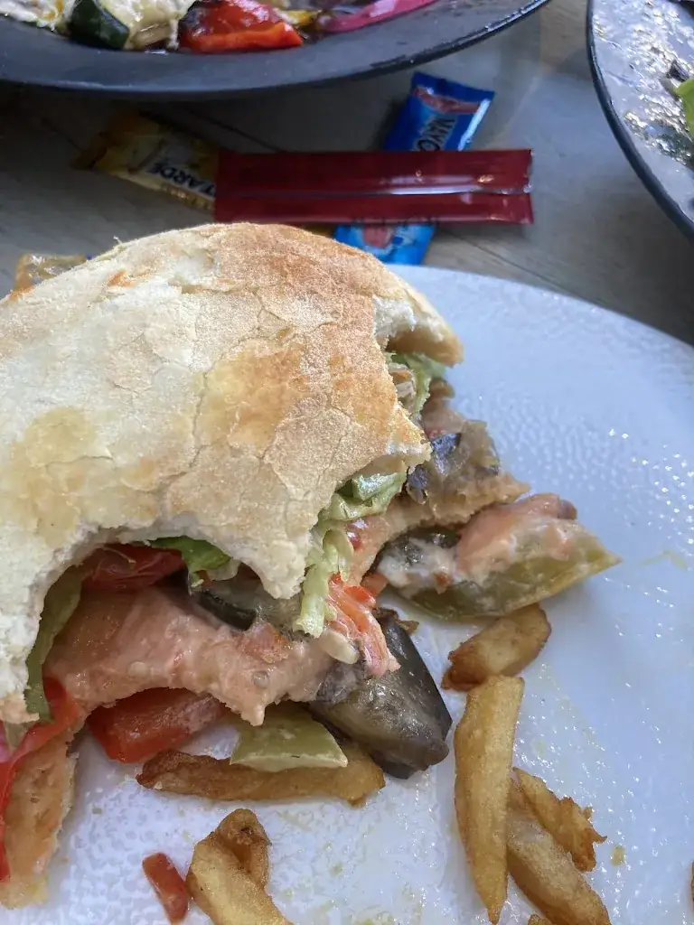 Alon Emanuel Derfner_Café de la Paix_Saint-Jean-Pied-de-Port_review