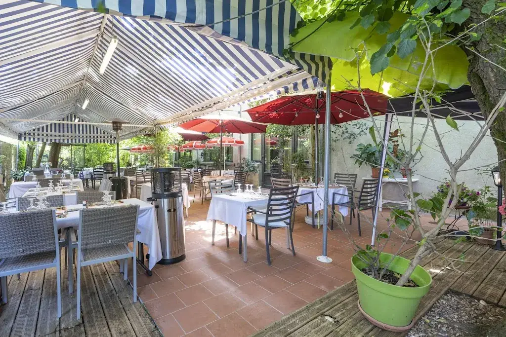 Hôtel Saint Clément restaurant in Saint-Médard-de-Guizières