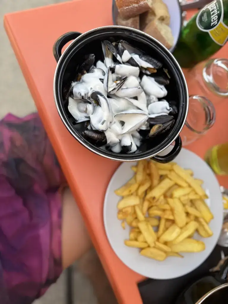 Lolita Gabond_La terrasse_Saint-Palais-sur-Mer_review