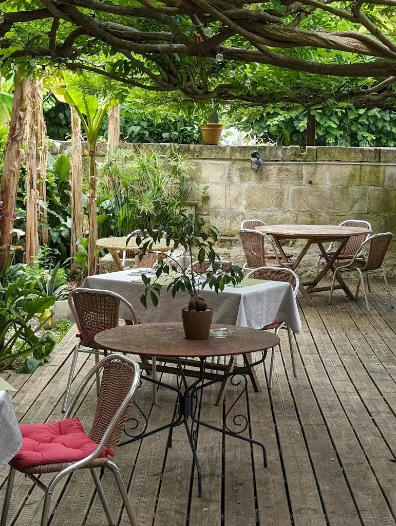 Auberge des Glycines restaurant in Taillebourg