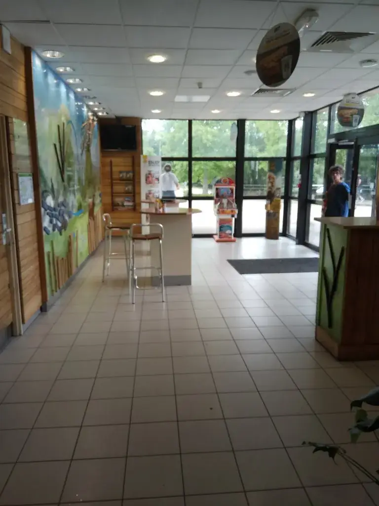 Darren Chilton_Escapade Cafétéria_Saint-Sulpice-les-Feuilles_review