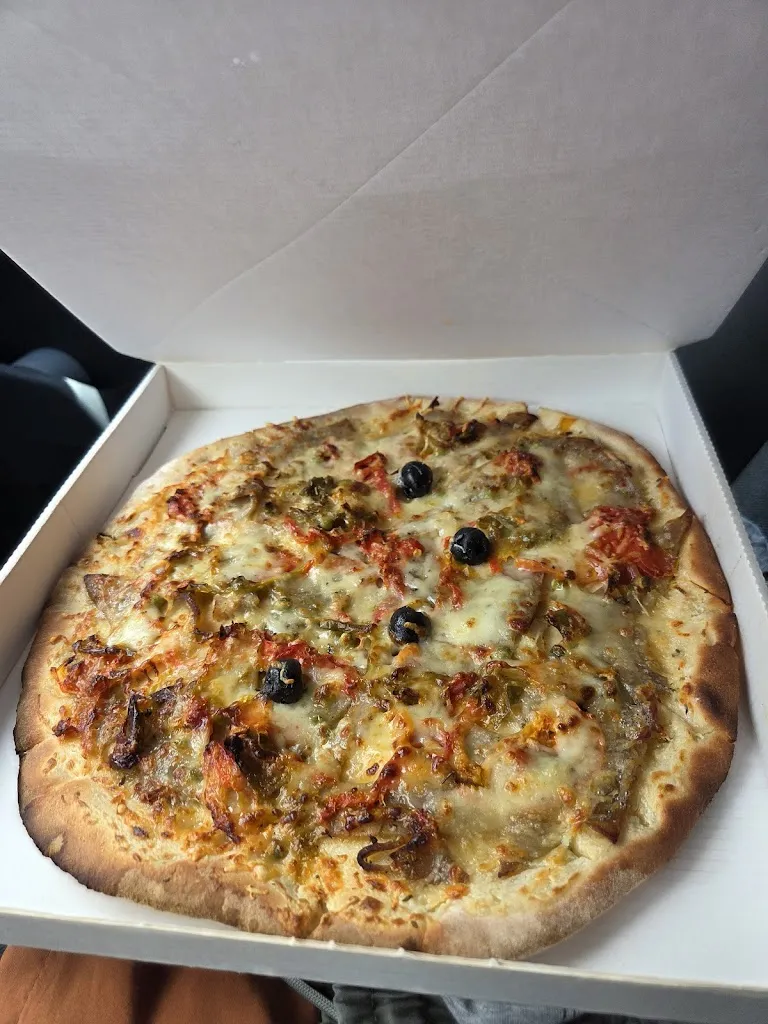 Богдан_Distributeur de pizzas_Saint-Xandre_review