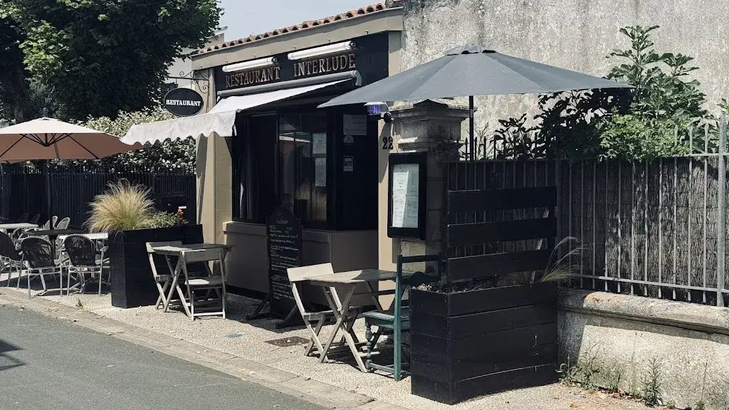 Christine West_INTERLUDE_Saint-Trojan-les-Bains_review