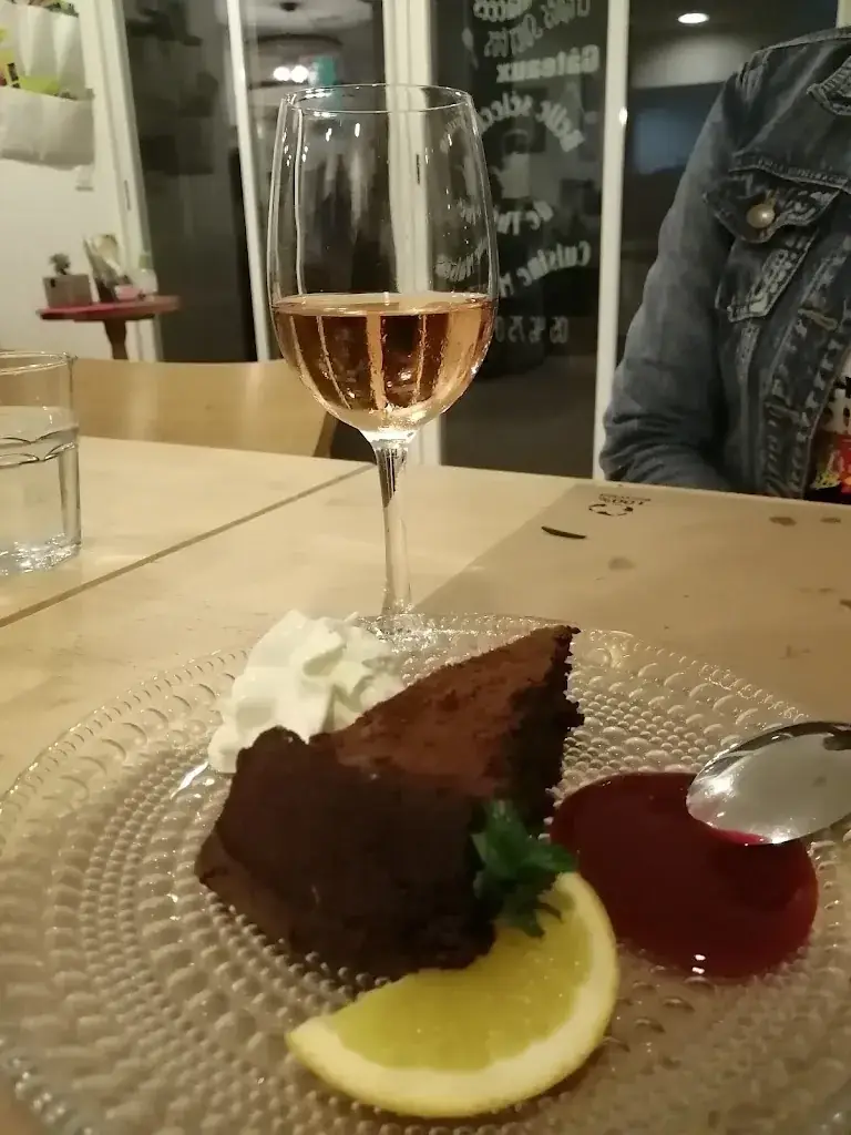 Hannah Grace_INTERLUDE_Saint-Trojan-les-Bains_review